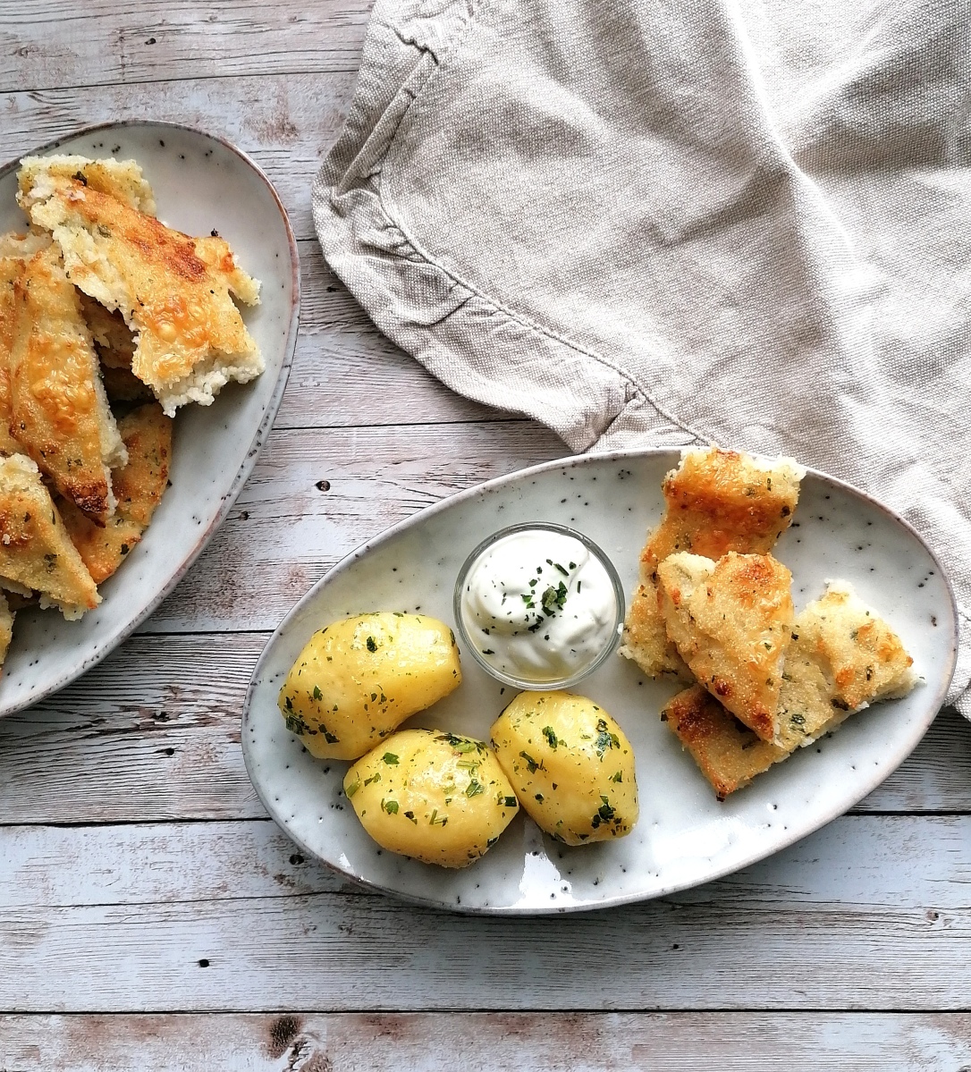Kräuter-Käse-Grießtaler mit Kartoffeln und Dip – Essen und genießen :-)
